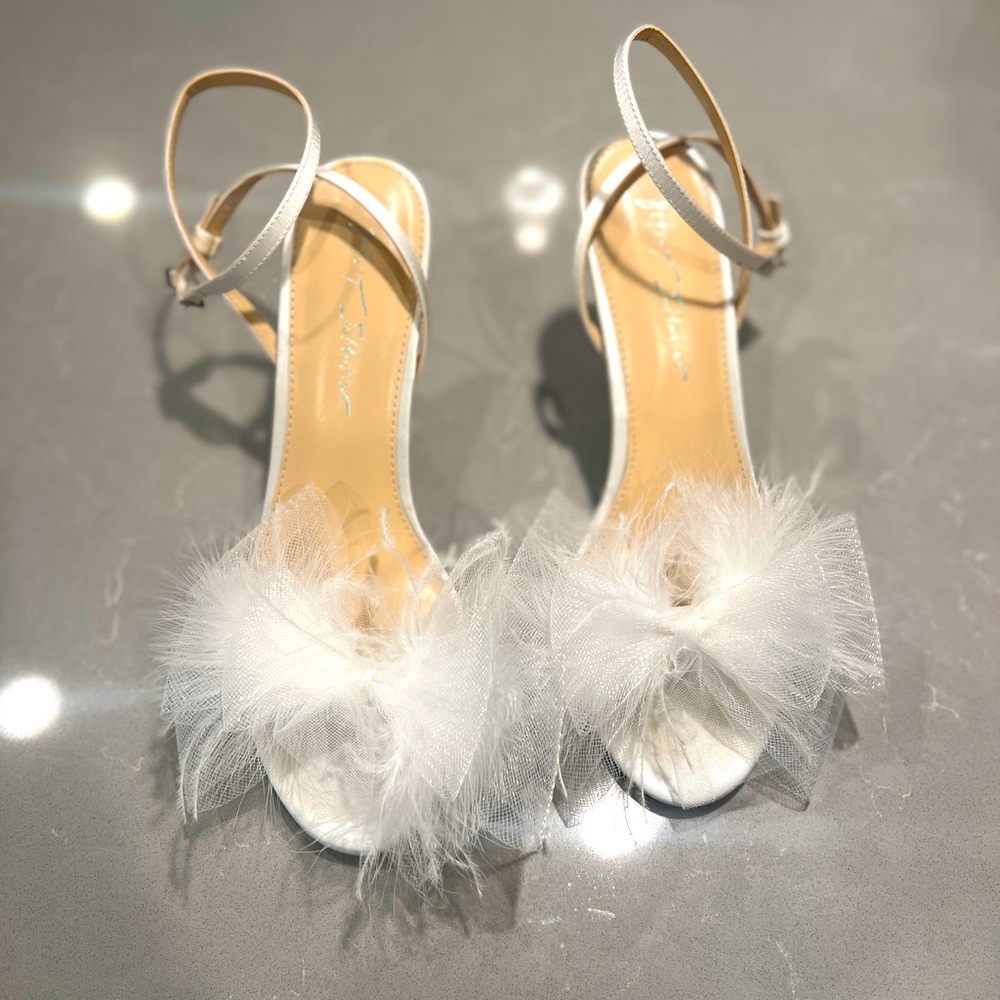 Betsey Johnson White Feather Bow Bridal Heels size 9.5